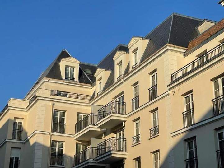 Architecture résidentielle avec balcons et décrochés de toiture Créteil