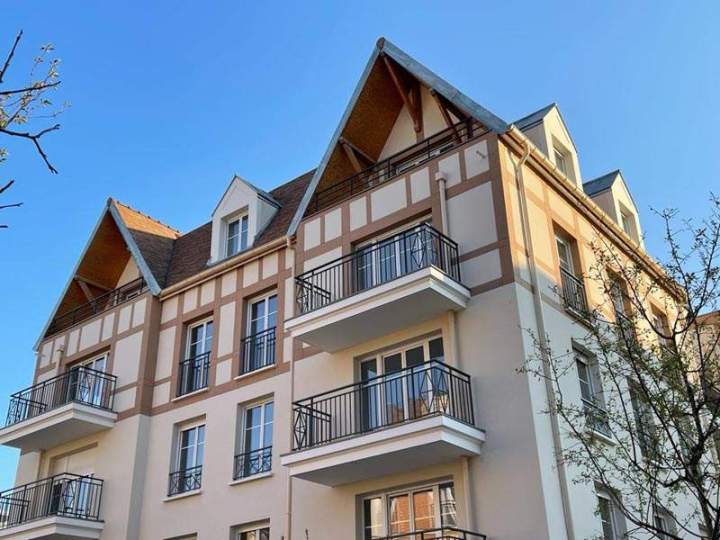 Façade de standing avec détails à colombages Créteil
