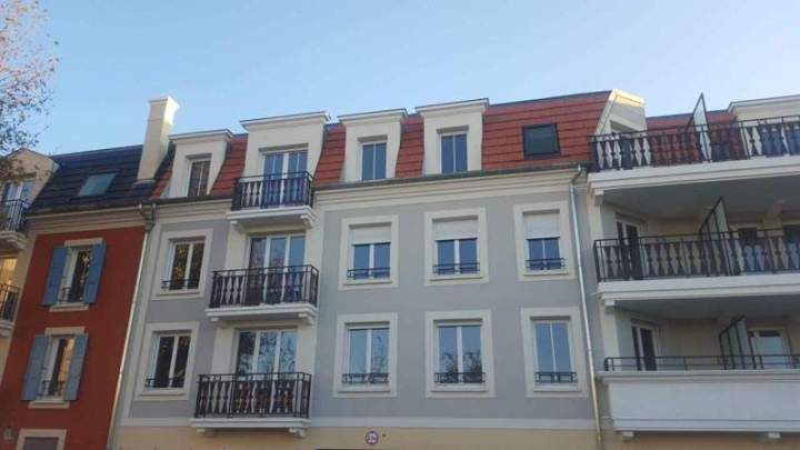Immeuble d'habitation moderne avec balcons filants Créteil