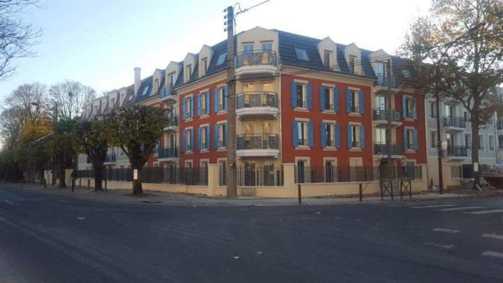 un immeuble résidentiel en briques à l'intersection Créteil
