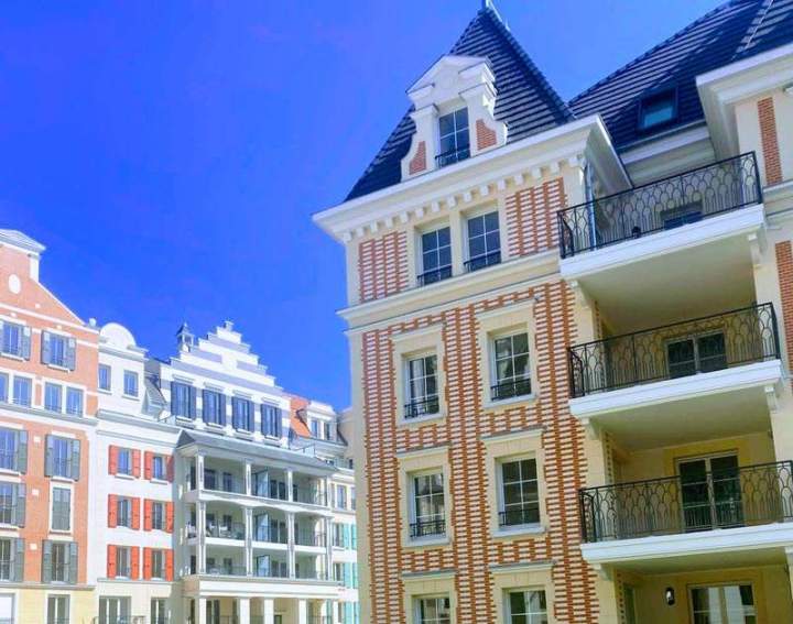 Alignement de façades colorées de standing et balcons Créteil