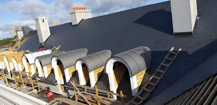 Alignement de lucarnes en zinc sur toiture Créteil