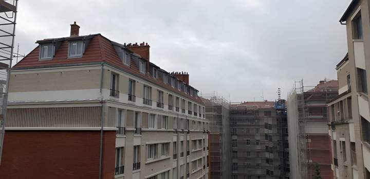 Bâtiments résidentiels avec des toits en tuiles rouges